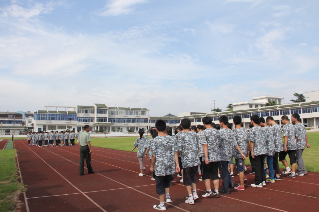 2012高一新生军训一景